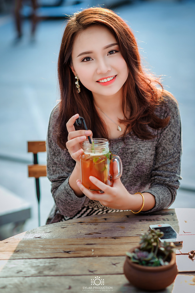 夫婦一起去精油按摩隔著窗簾